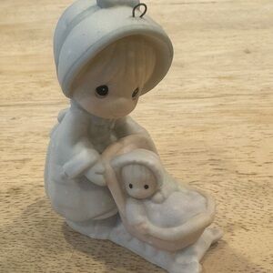 Enesco porcelain Figurine / ornament -Dashing through the snow
Item 521574